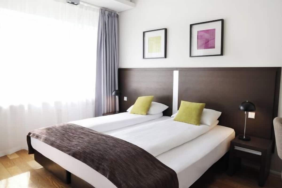 1 habitación, caja de seguridad en la habitación y escritorio