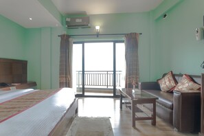 In-room safe, individually decorated, individually furnished, desk - Hotel Peace Plaza (Pokhara)