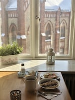 Café da manhã com buffet grátis todos os dias