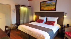 In-room safe, individually decorated, individually furnished - Oakhurst Hotel (George)
