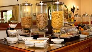 Una mesa de buffet con diversos alimentos y recipientes.
