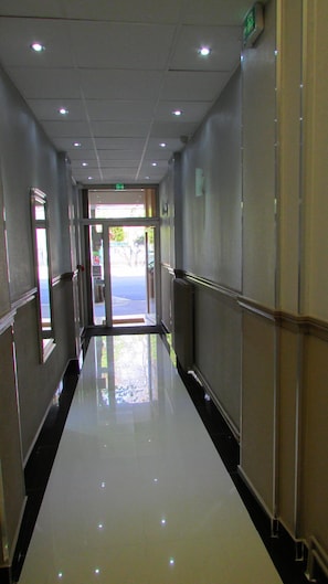 Check-in/check-out kiosk - Hotel Choisy (Paris)
