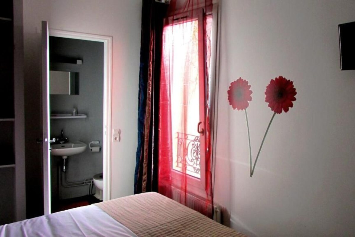 TWIN ROOM