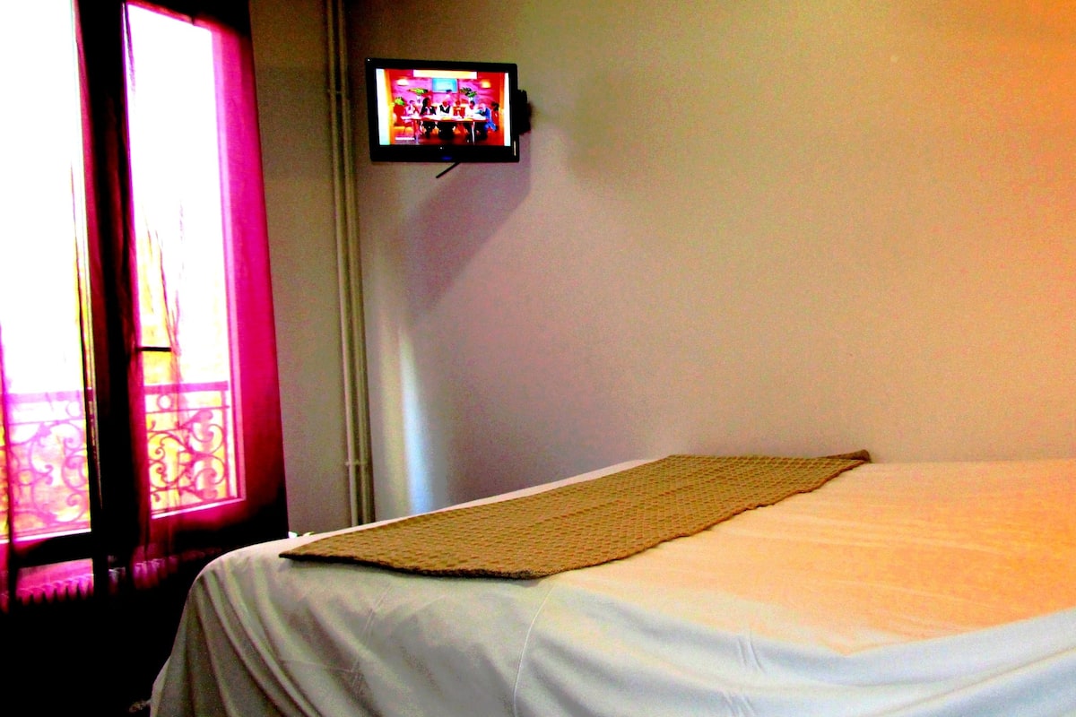 Desk, soundproofing, WiFi (free)