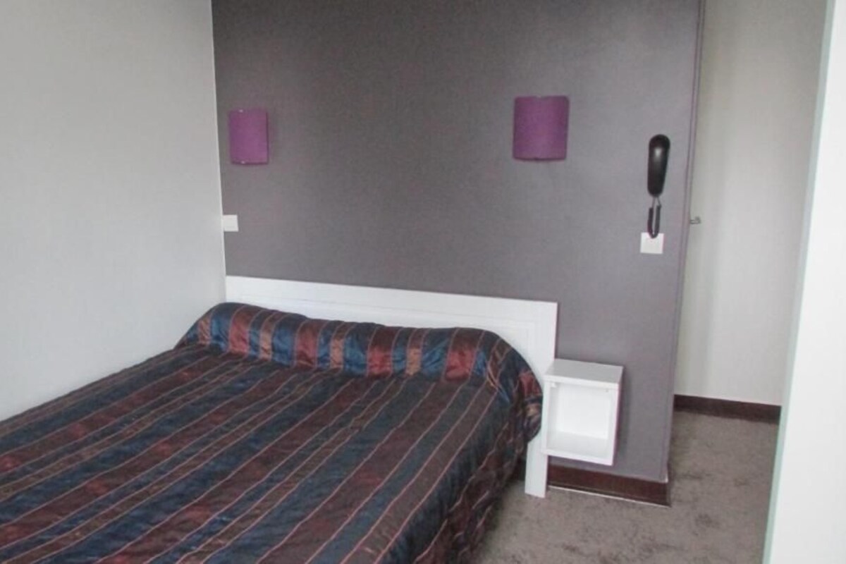 SINGLE ROOM