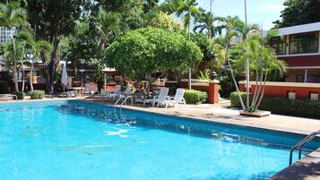 家庭双人房或双床房, 2 间卧室 | 起居区 | 30-英寸电视(配备有线频道)