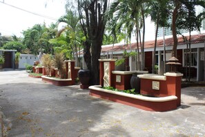 Quarto casal luxo, 1 cama King, ao lado da piscina | Roupas de cama premium, cofres nos quartos, escrivaninha
