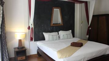 行政双人房 | 高档床上用品、客房内保险箱、办公桌、遮光窗帘