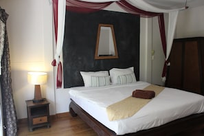Quarto casal executivo | Roupas de cama premium, cofres nos quartos, escrivaninha