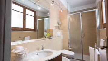 Classic Duplex, Courtyard View | Bathroom | Free toiletries, hair dryer