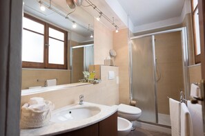 Appartement Duplex Classique, vue cour intérieure | Salle de bain