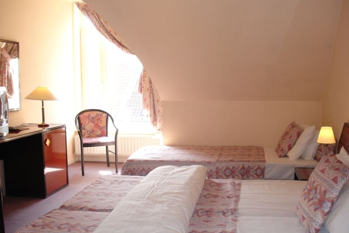 Dreibettzimmer | Daunenbettdecken, Minibar, Schreibtisch, Babybetten