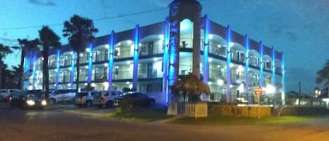 Façade de lâhĂ©bergement - soirĂ©e/nuit