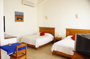 Caja de seguridad en la habitación y tabla de planchar con plancha