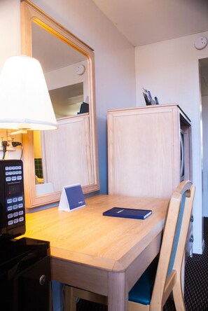 Desk, free WiFi