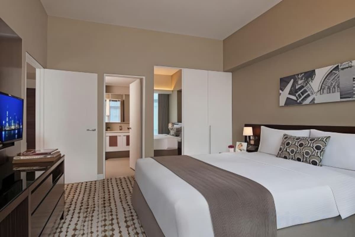 In-room safe, desk, laptop workspace, soundproofing