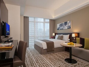 Classic Studio, 1 Queen Bed, Kitchen | In-room safe, desk, laptop workspace, soundproofing