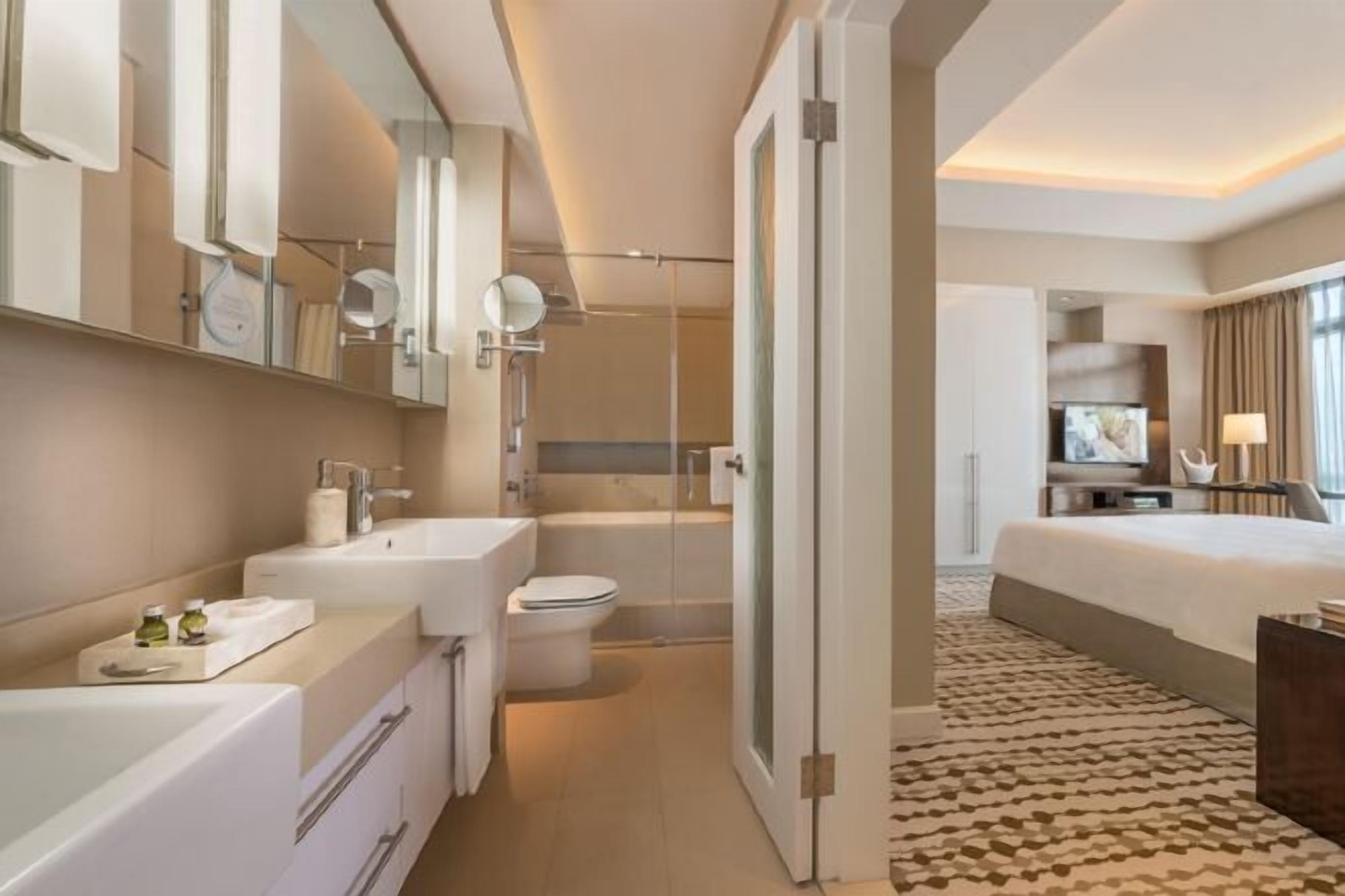 Caja de seguridad en la habitación y espacio para trabajar con laptop 