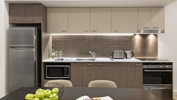 Apartment, 2 Bedrooms | Private kitchen