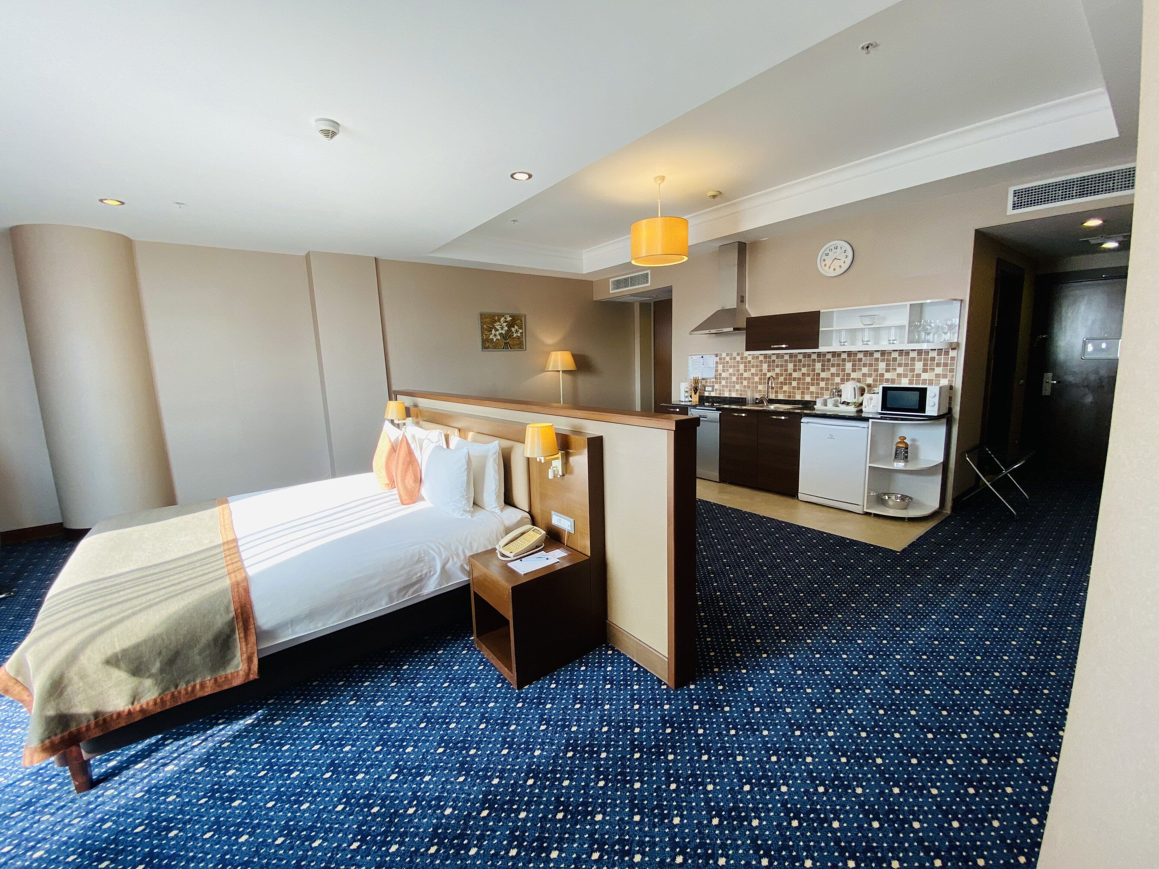 studio suite, 1 king bed, kitchen | 1 bedroom, premium bedding, down duvets, in-room safe