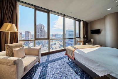 Parkside Hotel & Apartments