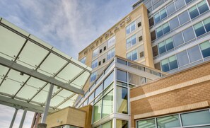 Un bâtiment moderne doté d’une façade en verre et d’une enseigne sur laquelle on peut lire « YAY PLACE ».