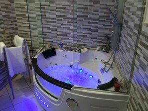 Doppelzimmer | Badezimmer | Dusche, kostenlose Toilettenartikel, Haartrockner, Handtücher