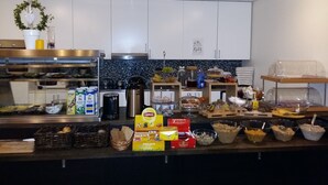 Un buffet proposant une variété de plats, d’assaisonnements et de boissons.