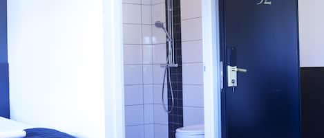 Ein Badezimmer mit Dusche, Toilette und einer Tür, auf der die Nummer 52 steht.