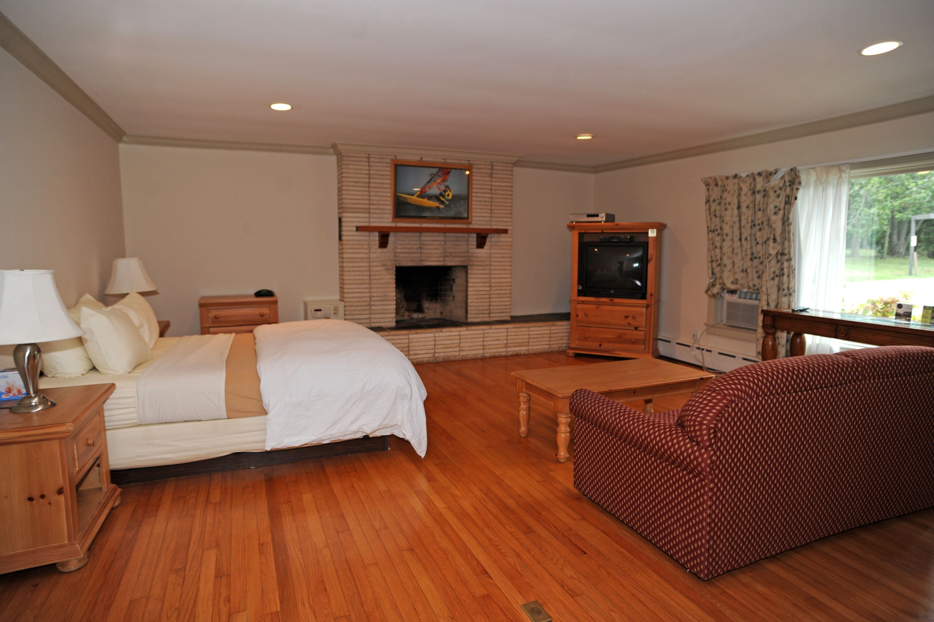 suite | living area | tv