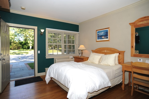 Desk, WiFi (free), bed sheets