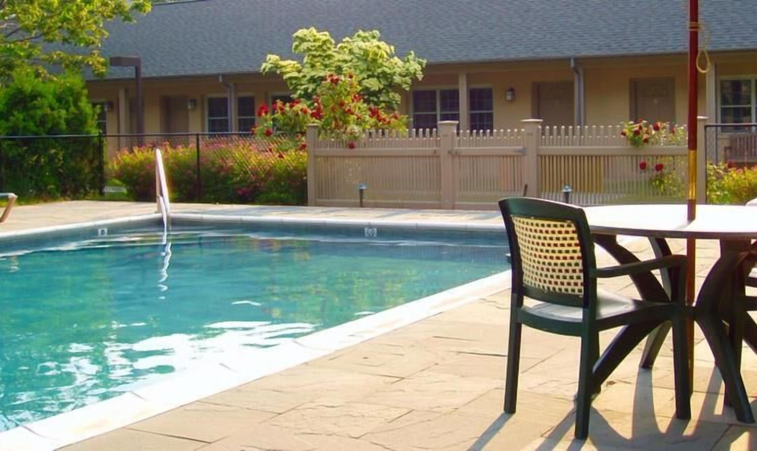 outdoor pool, open 10:00 am to 6:00 pm, pool loungers