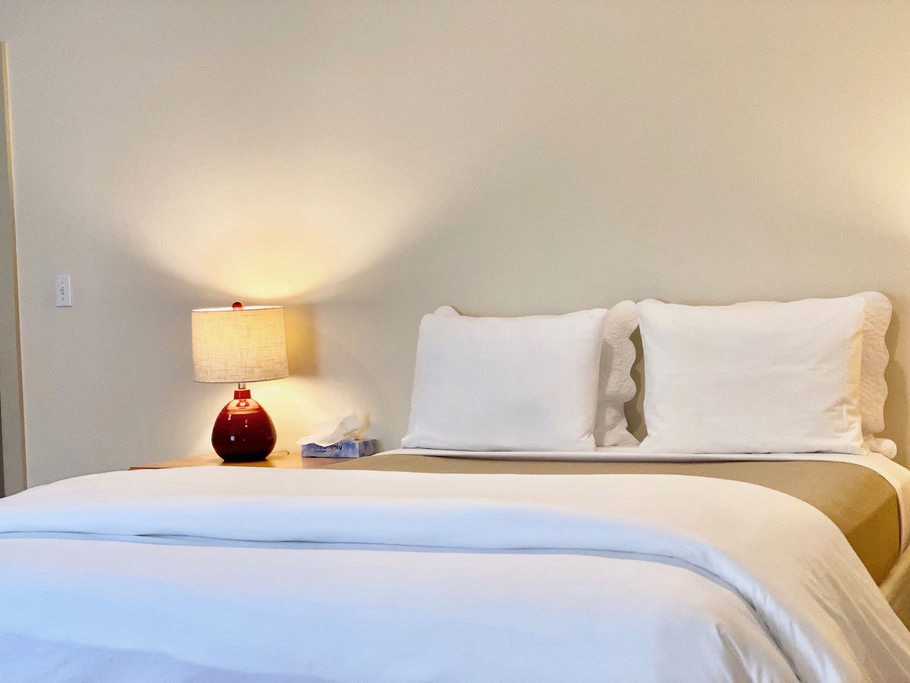 suite | desk, free wifi, bed sheets