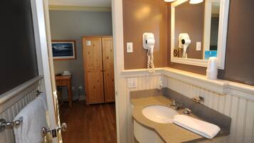 Produtos de toalete grátis, secador de cabelo, toalhas de banho, shampoo