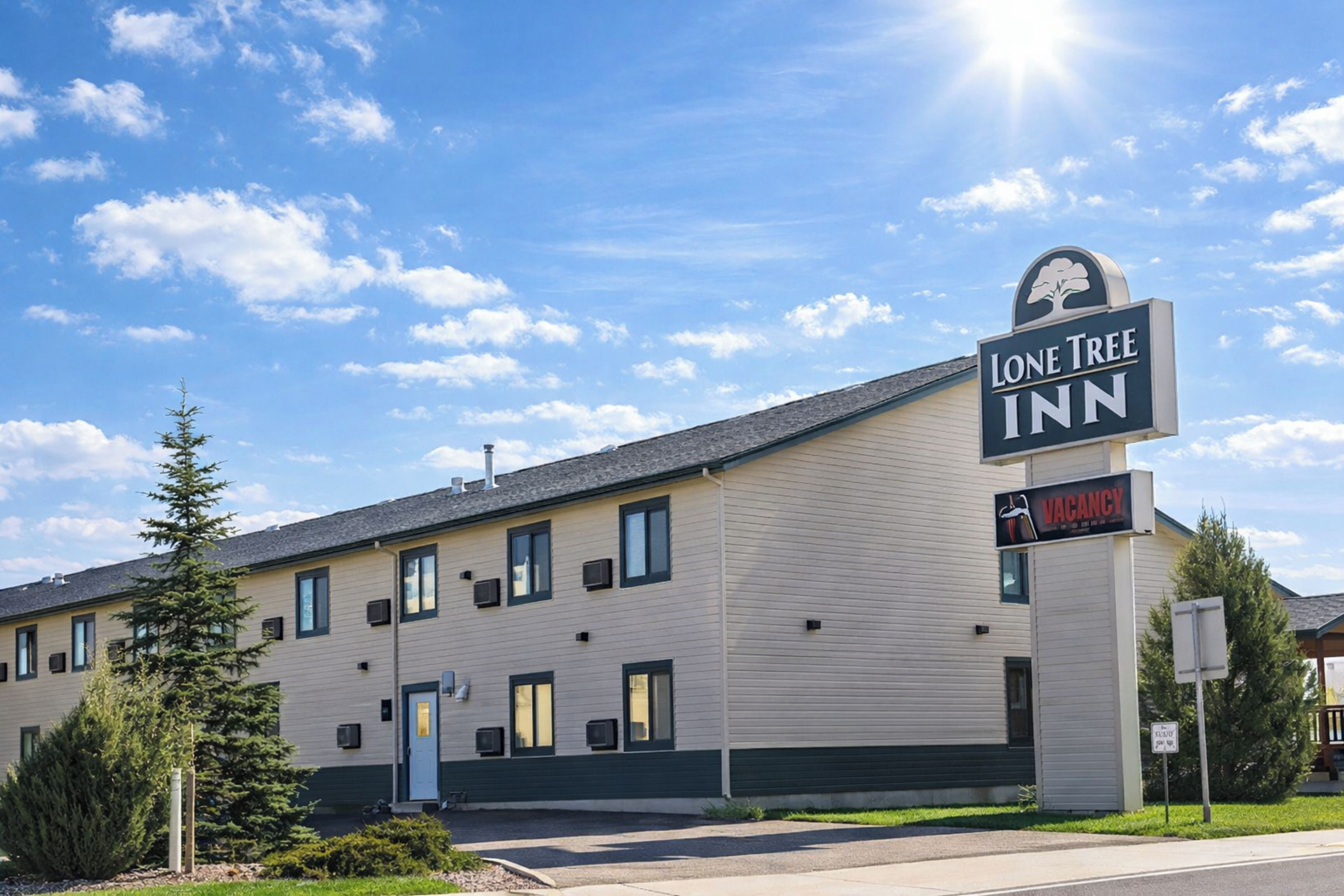 A hotel with a sign indicating a vacancy.