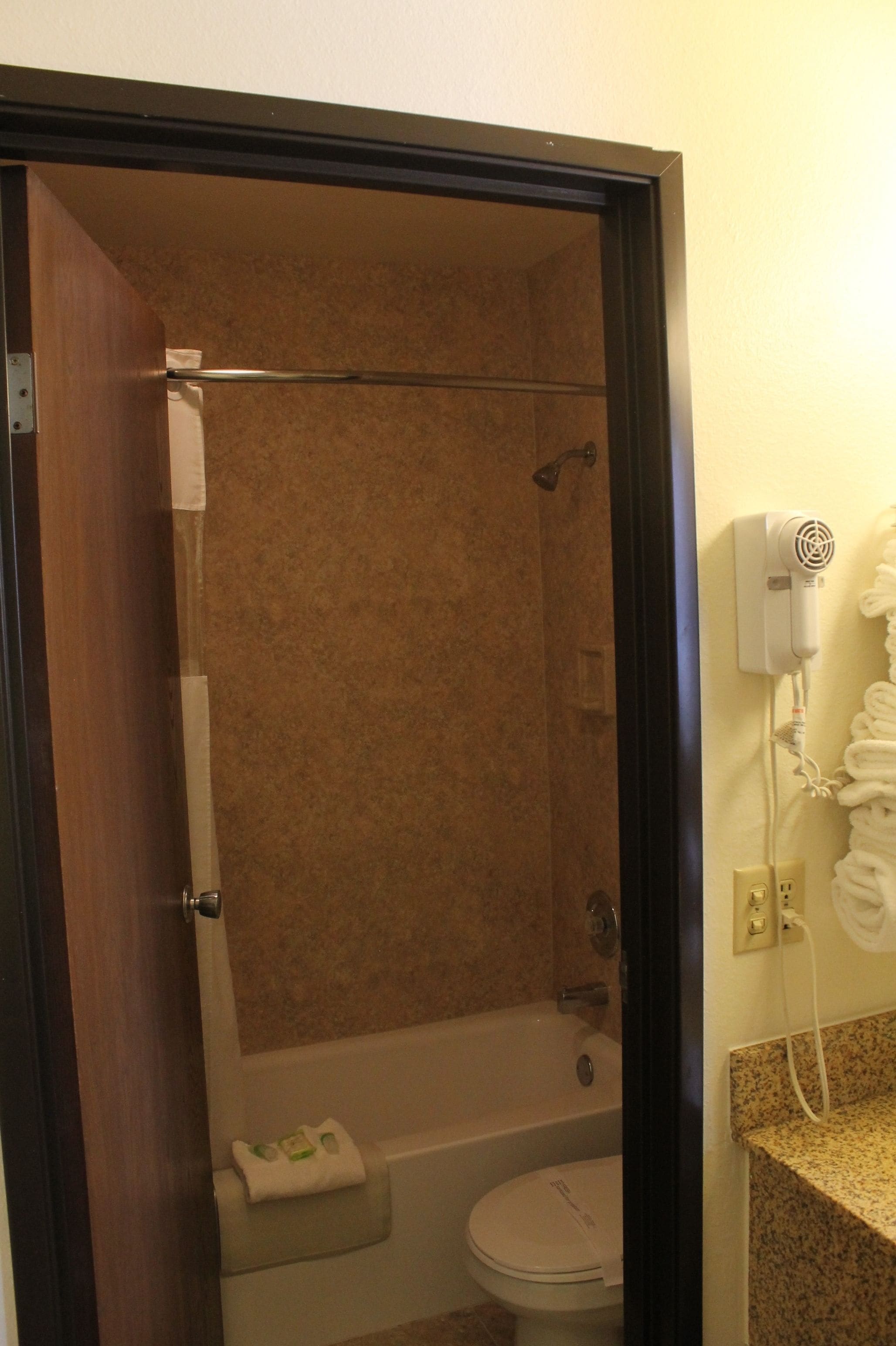 Combined shower/tub, hair dryer, towels
