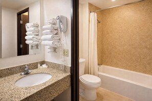 Articles de toilette gratuits, sèche-cheveux, serviettes fournies