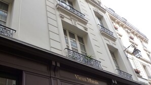 Un edificio con un cartel que dice "Vieux Marais".