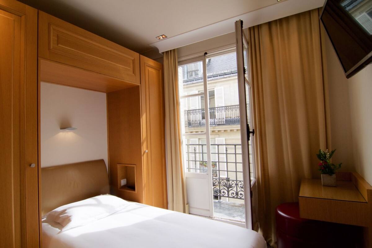 Single Room | In-room safe, desk, free WiFi, bed sheets