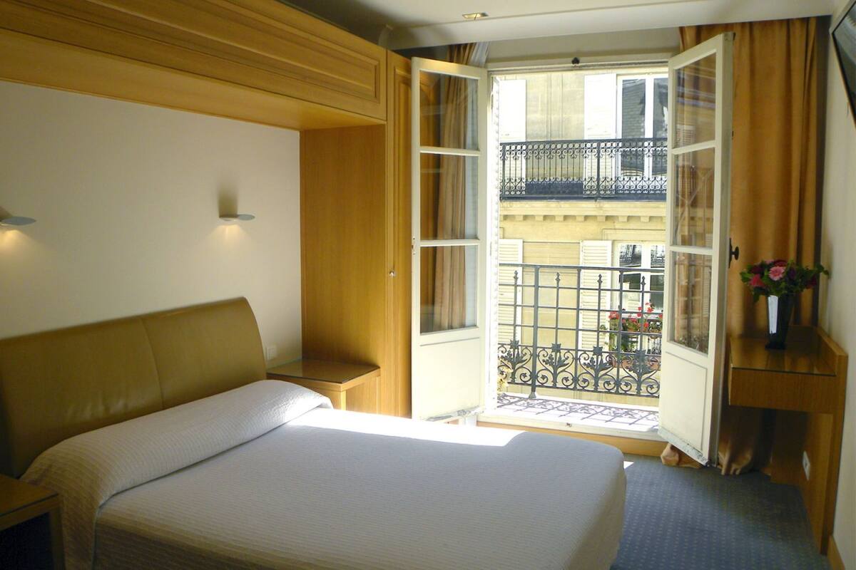 Classic Double Room | In-room safe, desk, free WiFi, bed sheets
