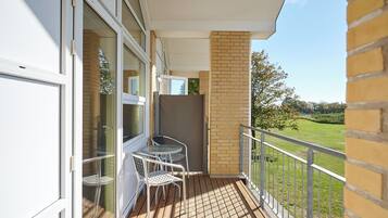 Habitación superior, baño privado (Linen Excluded) | Balcón