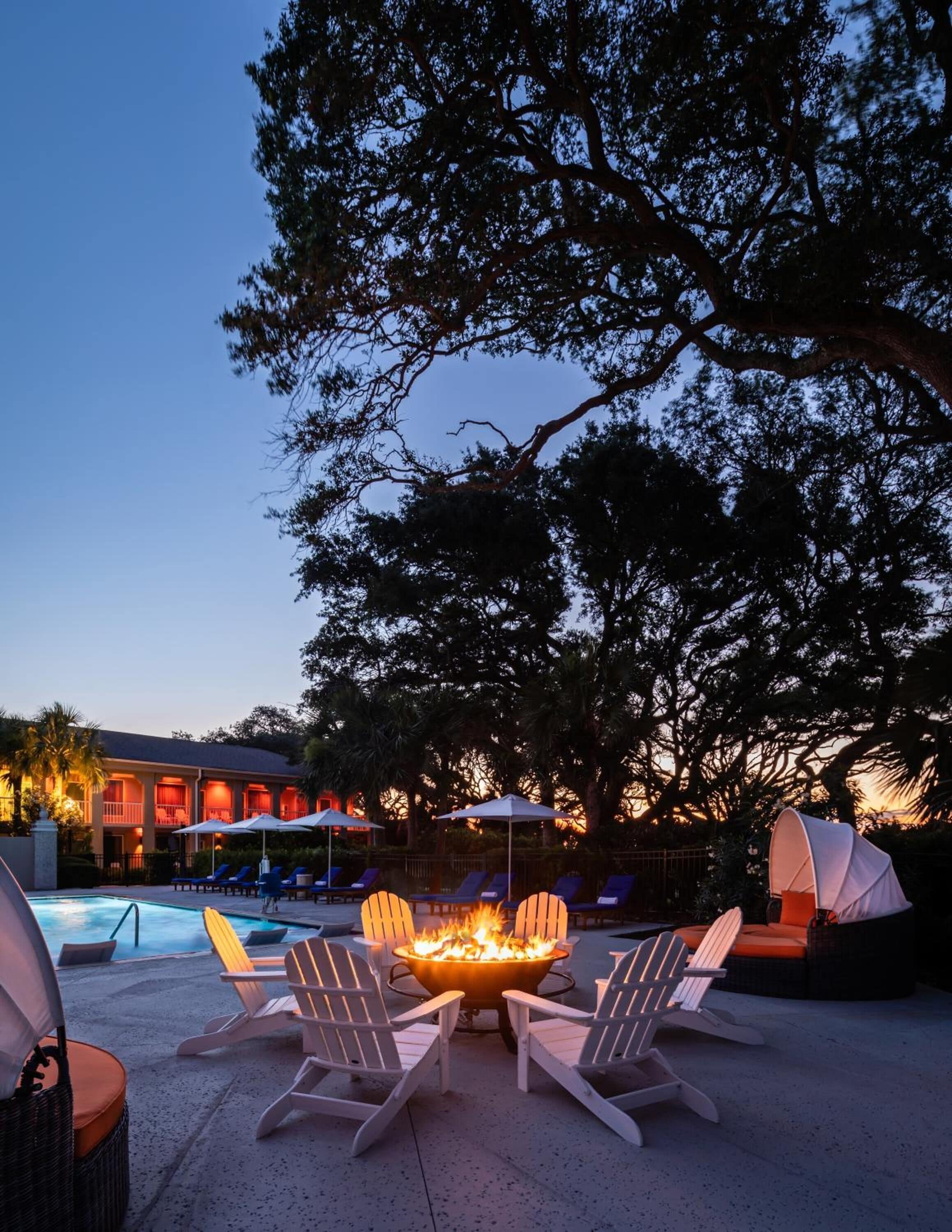 Utendørsbasseng, bassengparasoller og solsenger