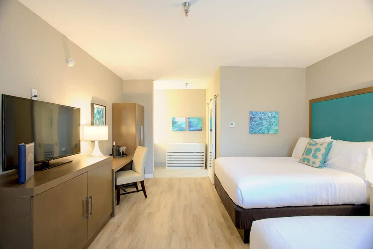 Standard Double Room, 2 Katil Ratu (Queen) | Peti besi dalam bilik, meja, kalis bunyi, cadar katil