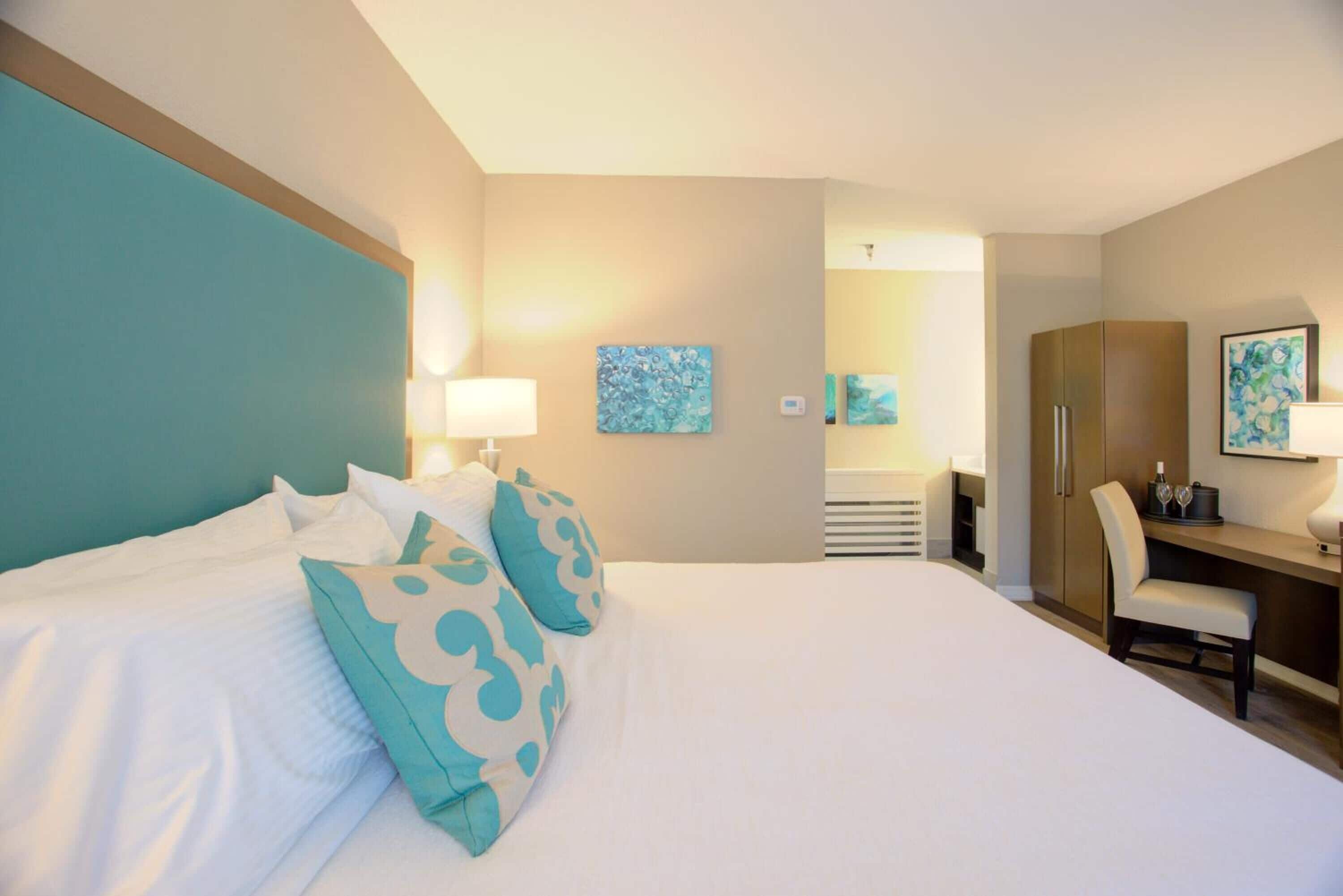 standard room, 1 king bed | in-room safe, desk, soundproofing, bed sheets