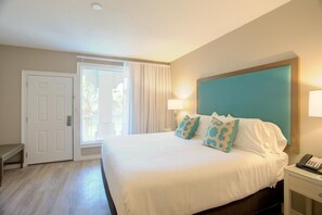 Standard Room, 1 King Bed | In-room safe, desk, soundproofing, bed sheets