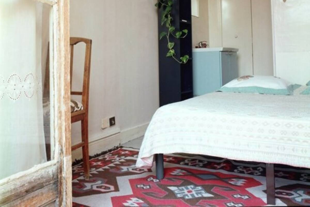 Double Room, Shared Bathroom (Lavabo) | Individually decorated, desk, blackout curtains, iron/ironing board