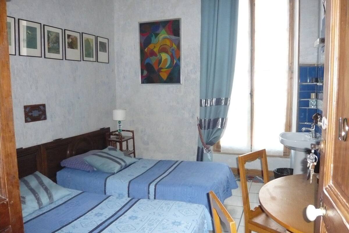 Twin Room, Shared Bathroom | Individually decorated, desk, blackout curtains, iron/ironing board