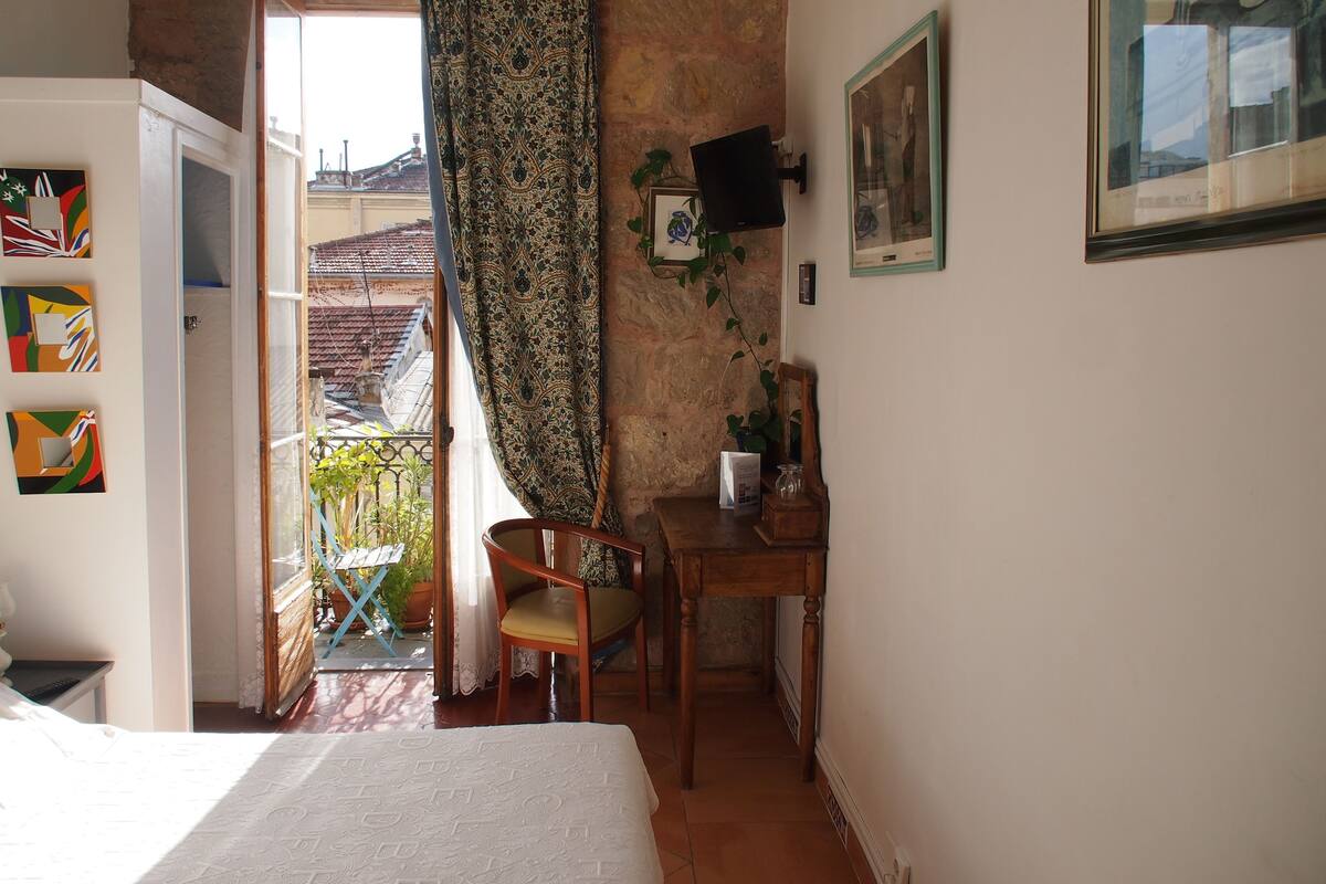 Double Room, Private Bathroom | Individually decorated, desk, blackout curtains, iron/ironing board