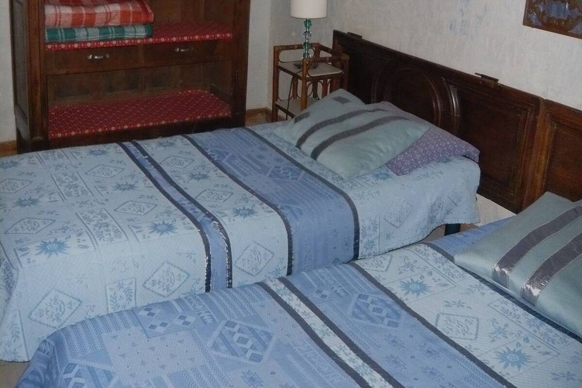 Single Room, Shared Bathroom (Lavabo) | Individually decorated, desk, blackout curtains, iron/ironing board