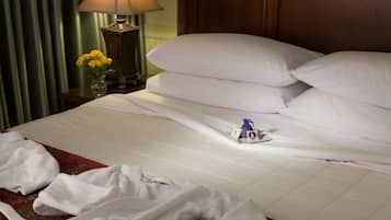 Waterfront Grand Suite, King Bed | Egyptian cotton sheets, hypo-allergenic bedding, pillowtop beds, minibar